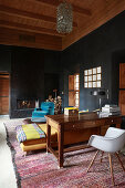 Orientalisches Wohnzimmer mit schwarzen Wänden und Holzdecke