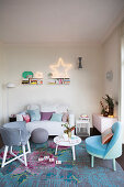 Weihnachtlich dekoriertes Wohnzimmer mit Sofa und Sesseln