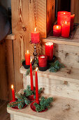 Weihnachtlich dekorierte Holztreppe