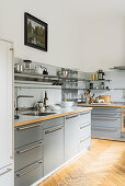 Pale grey fitted kitchen