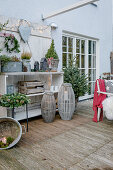 Terrasse mit Tannenbaum am weihnachtlich geschmückten Regal