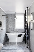 Elegantes Bad in Grau, Schwarz und Weiß mit freistehender Badewanne