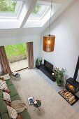 Modernes Wohnzimmer mit doppelter Raumhöhe und Dachfenstern