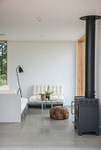 Schlichtes Wohnzimmer in neutralen Farben mit Kaminofen