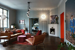 Ledersofa und Sessel im Wohnzimmer in gedeckten Farben
