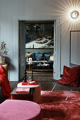Glamouröses Wohnzimmer in Rottönen, Blick durch offene Doppeltür