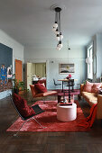 Glamouröser Wohnraum in Hellblau mit verschiedenen Rottönen