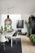 Modern, Scandinavian-style dining room in black and white