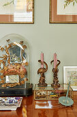 Kitschige Vintagedeko in Gold mit Flamingos als Kerzenhalter