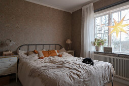 Granny-chic bedroom decorated in beige