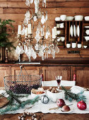 Rustikaler, weihnachtlicher Esstisch vor Bretterwand mit Tellerboard