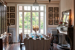 Georgianischer Tisch mit Porzellangeschirr und alten englischen Kerzenleuchtern