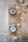 Schlicht gedeckter Tisch in Naturtönen im Skandinavischen Stil