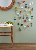 Verschiedene Blüten mit Masking Tape an der Wand befestigt
