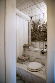 Eingebaute Toilette im weißen Bad im Landhausstil