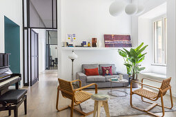 Lounge mit Polstersofa und Vintage Sesseln in offenem Wohnraum