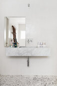 Marmor-Waschbecken und Spiegel im Bad mit Terrazzoboden