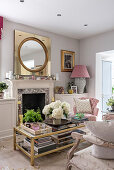 Großer Spiegel über Kamin, Vintage-Couchtisch und Sessel im Wohnzimmer