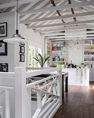 Küche in Weiß und Esstisch im Landhaus mit offener Decke
