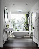Modernes Bad mit freistehender Badewanne und Fensterfront