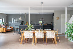 Offener Wohnraum im Skandinavischen Stil mit grauen Wänden