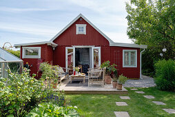 Rotes Holzhaus mit Terrasse