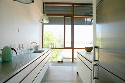 Küche mit Glasfront in Loft