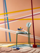 Wand mit Washi Tape (japanisches Klebeband aus Reispapier) dekoriert, davor Stuhl