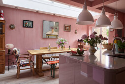 Die helle und geräumige Küche in Rosatönen gestrichen, mit einer Auswahl von Kunstwerken und Silestone Arbeitsflächen