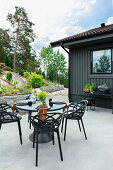 Moderner Outdoor-Essplatz in Grau auf der Terrasse am Felsen