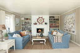 Gegenüberstehende blaue Sofas im Wohnzimmer im Long Island Stil