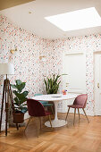 Klassikertisch mit Stühlen, Zimmerpflanzen und Stehleuchte im Zimmer mit Tapete