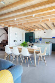 Schalenstühle um Esstisch im offenen Wohnraum mit Küche