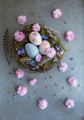 Mit Stoff bezogene DIY-Ostereier und Blüten im Nest