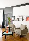 Fotolampe, Drehsessel und Coffeetable im Wohnzimmer im 60er Jahre Stil
