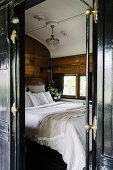 Gemütliche Schlafzimmer in altem Eisenbahnwaggon