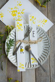 Einladungskarte und Tischkärtchen mit Blütendruck aus Rainfarn (Tanacetum vulgare)