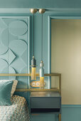 Wandpaneel in 3D in blauem Schlafzimmer mit Doppelbett, Designer-Pendelleuchten über Nachttisch