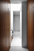 Garderobe mit raumhohen Einbauten, Blick ins Badezimmer