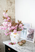 DIY Kintsugi-Vase (japanische Keramikkunst) mit rosa Blütenzweigen