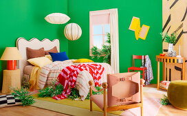 Doppelbett mit welligem Betthaupt in grünem Schafzimmer