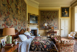 Wandteppiche und Blumendecke im Schlafzimmer eines Landhauses aus dem 17. Jh.