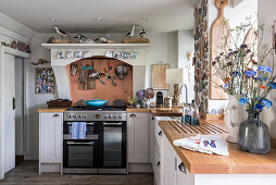Maßgefertigte Küche mit Arbeitsplatte aus massiver Eiche in einem Cottage