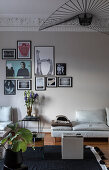 Fotogalerie an grauer Wand und Stuckarbeit im Wohnzimmer