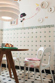 Frühstückstisch mit minimalistischen Stühlen in gefliester Küche