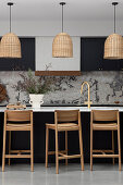 Küche mit schwarzen Schrankfronten und Marmorelementen