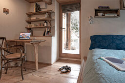 Doppelzimmer mit Arbeitsbereich aus Holz