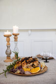 Festlich gedeckter Tisch mit gebratenem Huhn und Kerzen