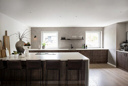 Bright, open kitchen with dark cupboard fronts