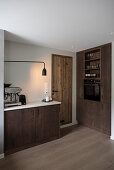 Built-in cupboards with dark fronts in the kitchen